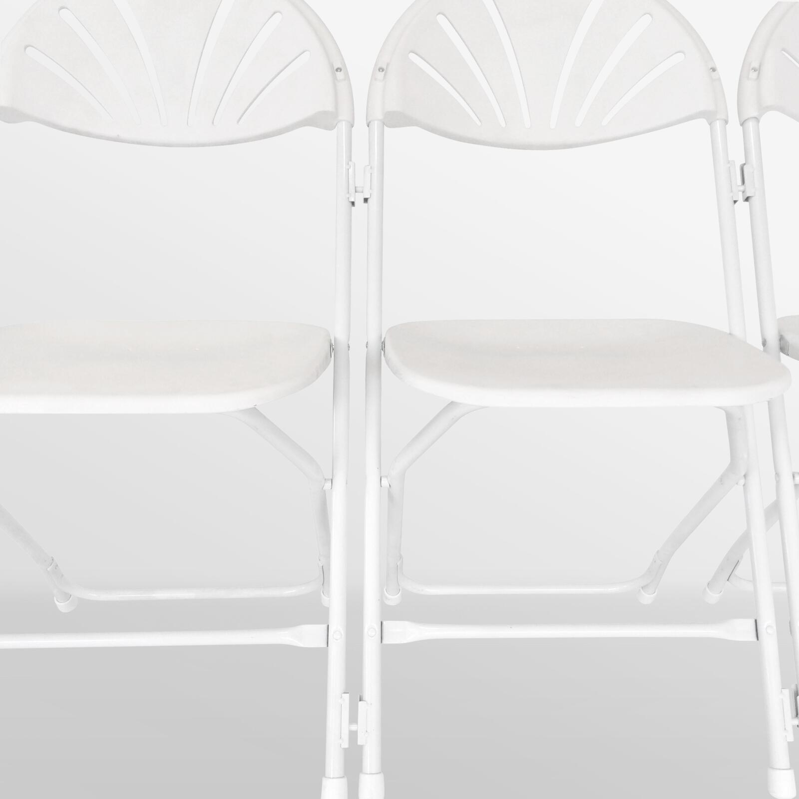 10 weiße Empfangsklappstühle mit Verbindungshaken