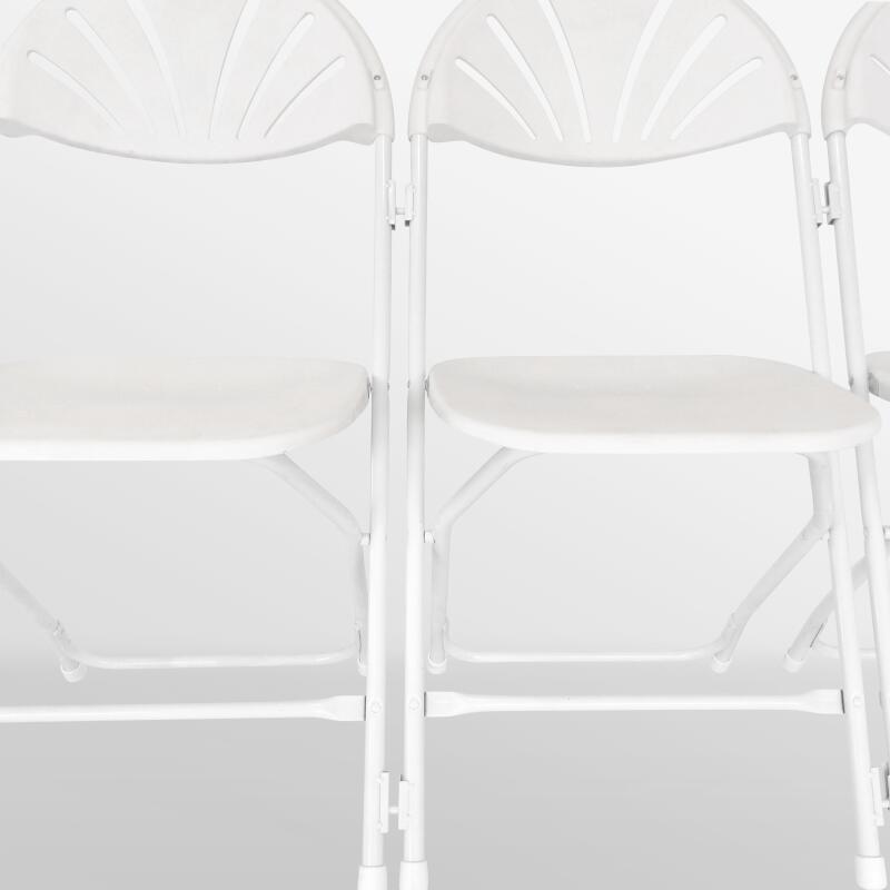 10 weiße Empfangsklappstühle mit Verbindungshaken