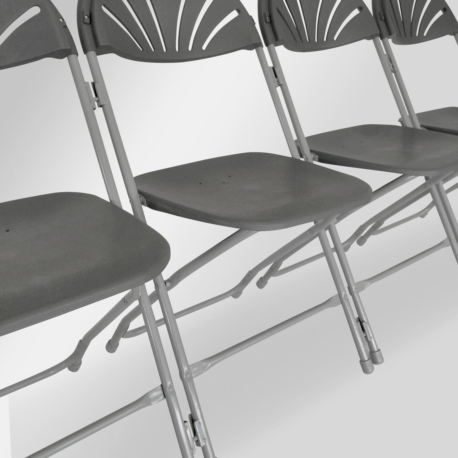 Los 10 graue Klappstühle und Verbindungshaken