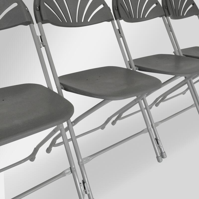 Los 10 graue Klappstühle und Verbindungshaken
