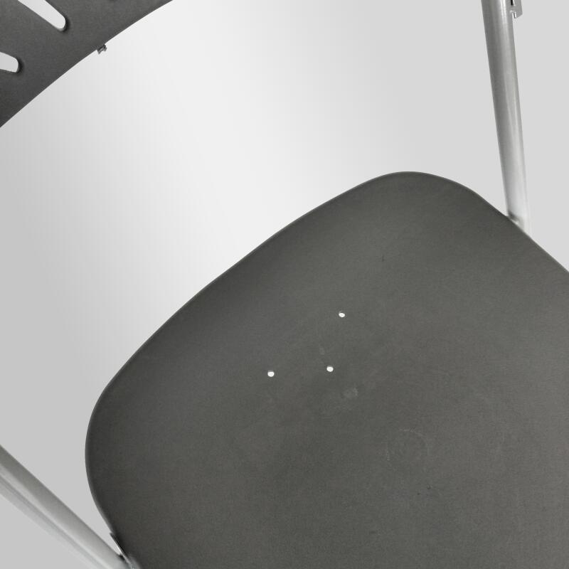 Los 10 graue Klappstühle und Verbindungshaken