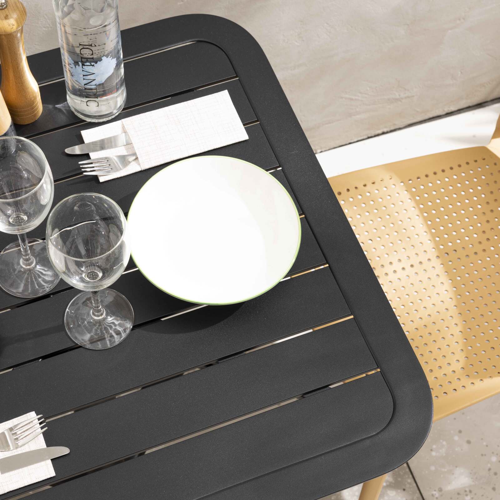 60x60 cm neigbarer Aluminium-Terrassentisch