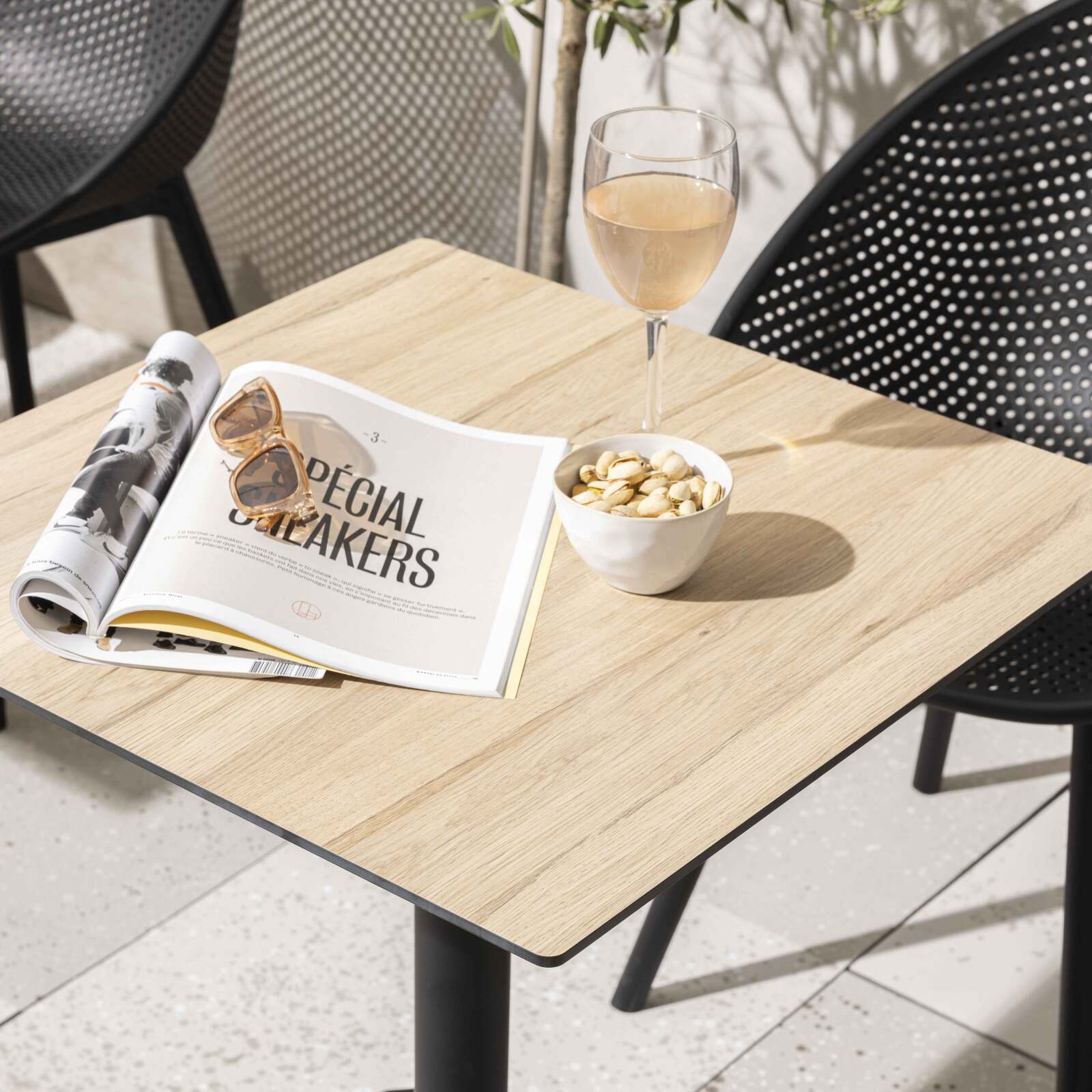 Quadratischer Gartentisch 70 x 70 cm mit neigbarer HPL-Platte Quadratischer Gartentisch 70 x 70 cm mit neigbarer HPL-Platte