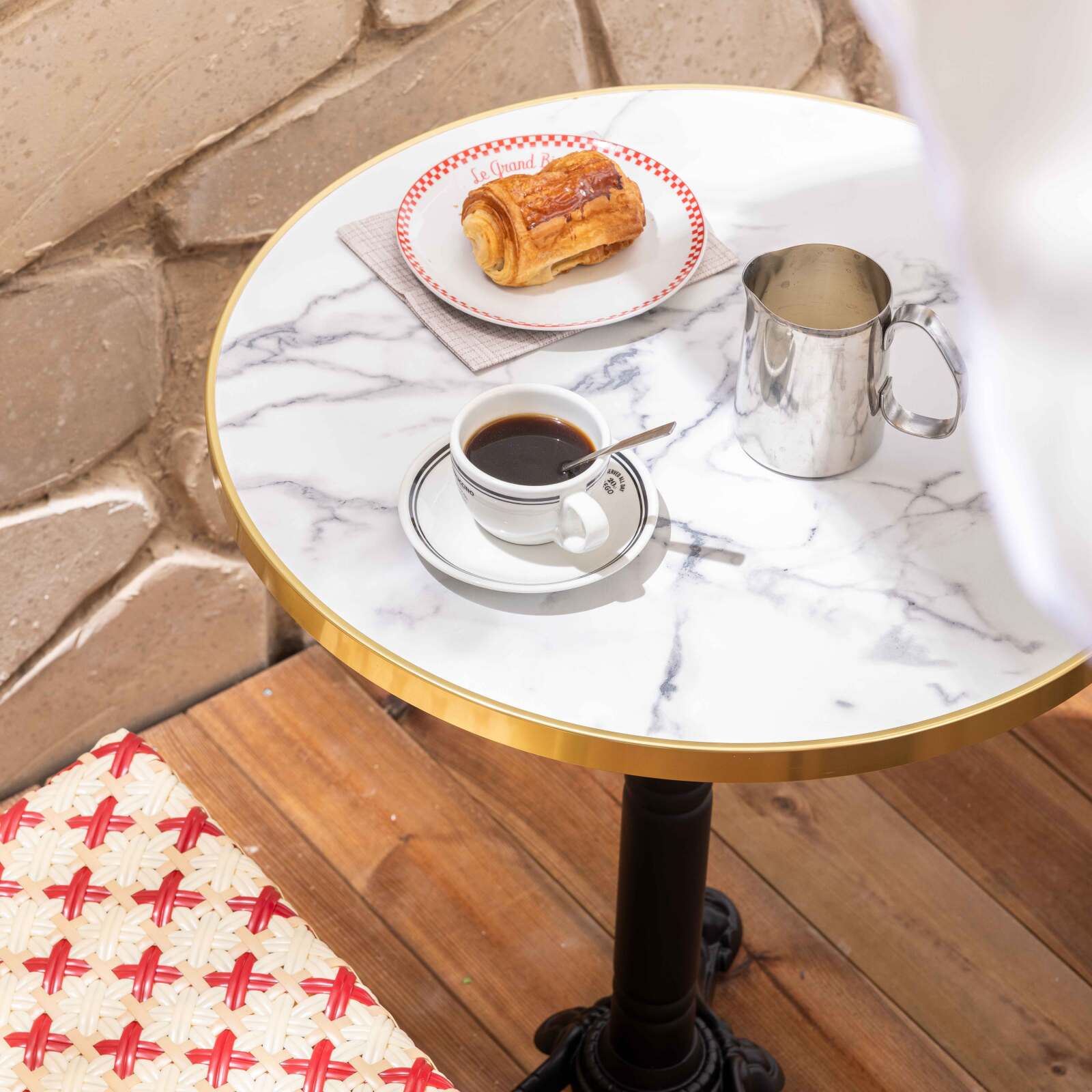 Quadratischer Terrassentisch aus Sperrholz mit Aluminiumkante ⌀60 cm und 2 Stühlen im Pariser Bistrostil