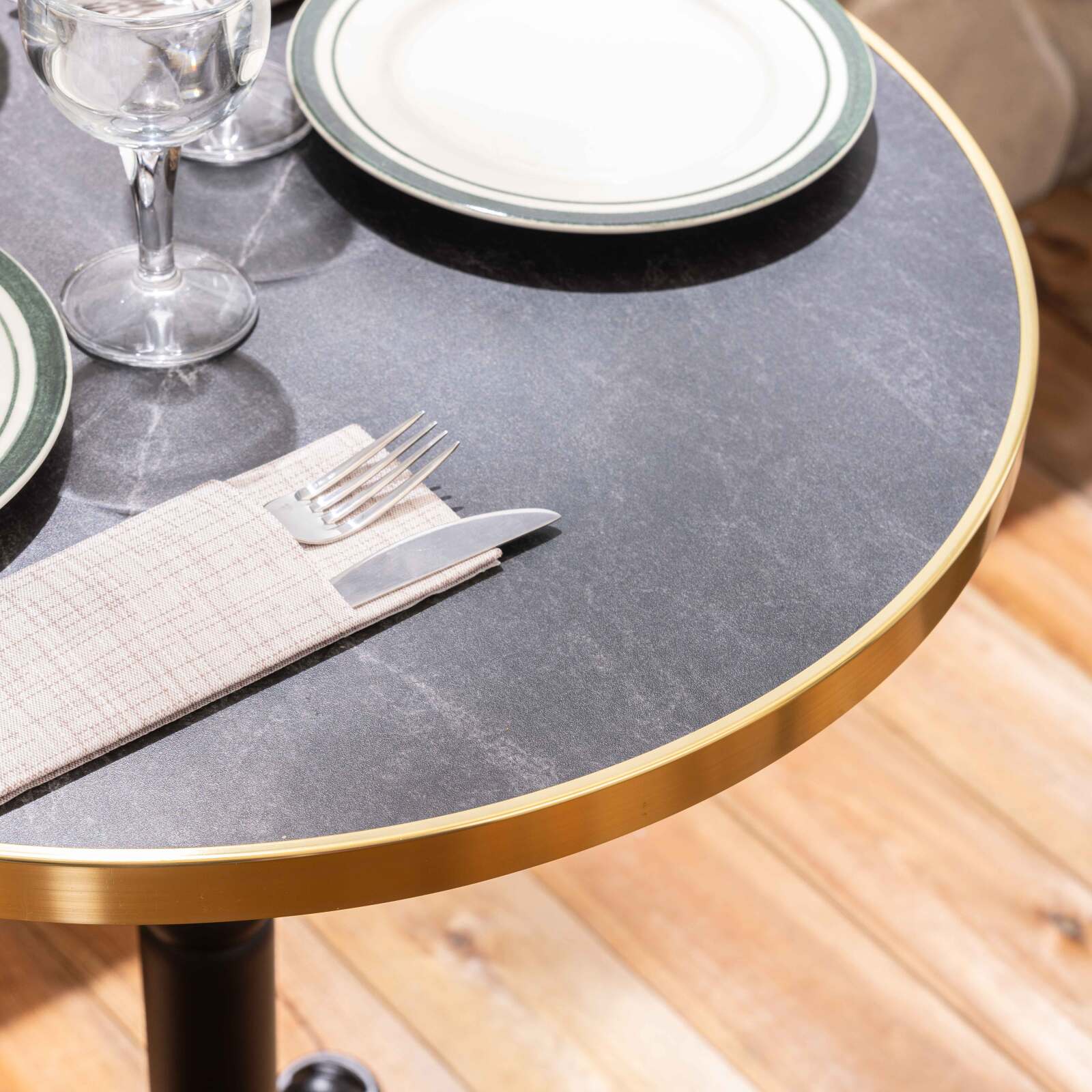 Quadratischer Terrassentisch aus Sperrholz mit Aluminiumkante ⌀60 cm und 2 Stühlen im Pariser Bistrostil