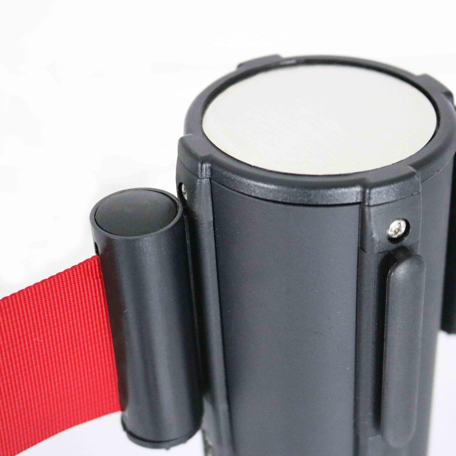 Markierungspfosten mit rotem ausziehbarem Band