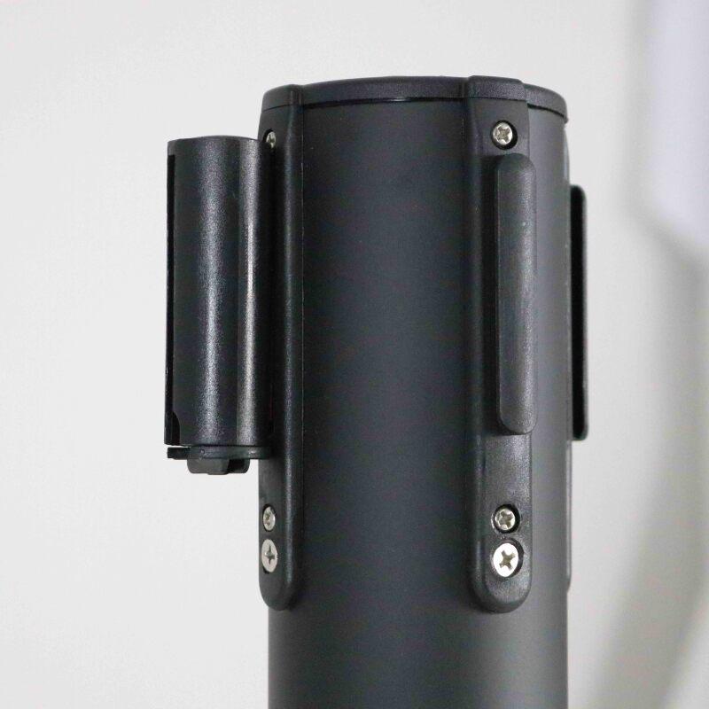 Markierungspfosten mit rotem ausziehbarem Band