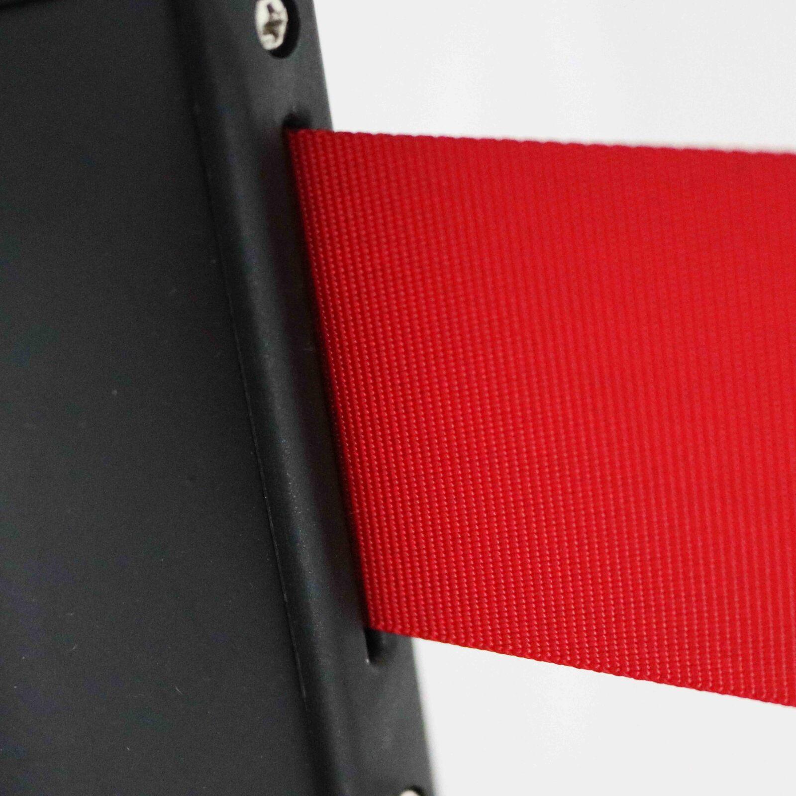 Markierungspfosten mit rotem ausziehbarem Band