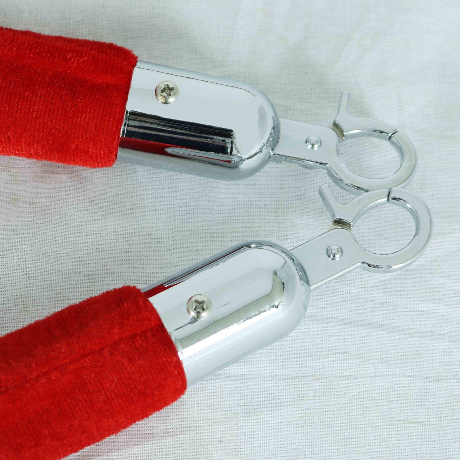 4 Leitpfosten und rote Samtschnüre