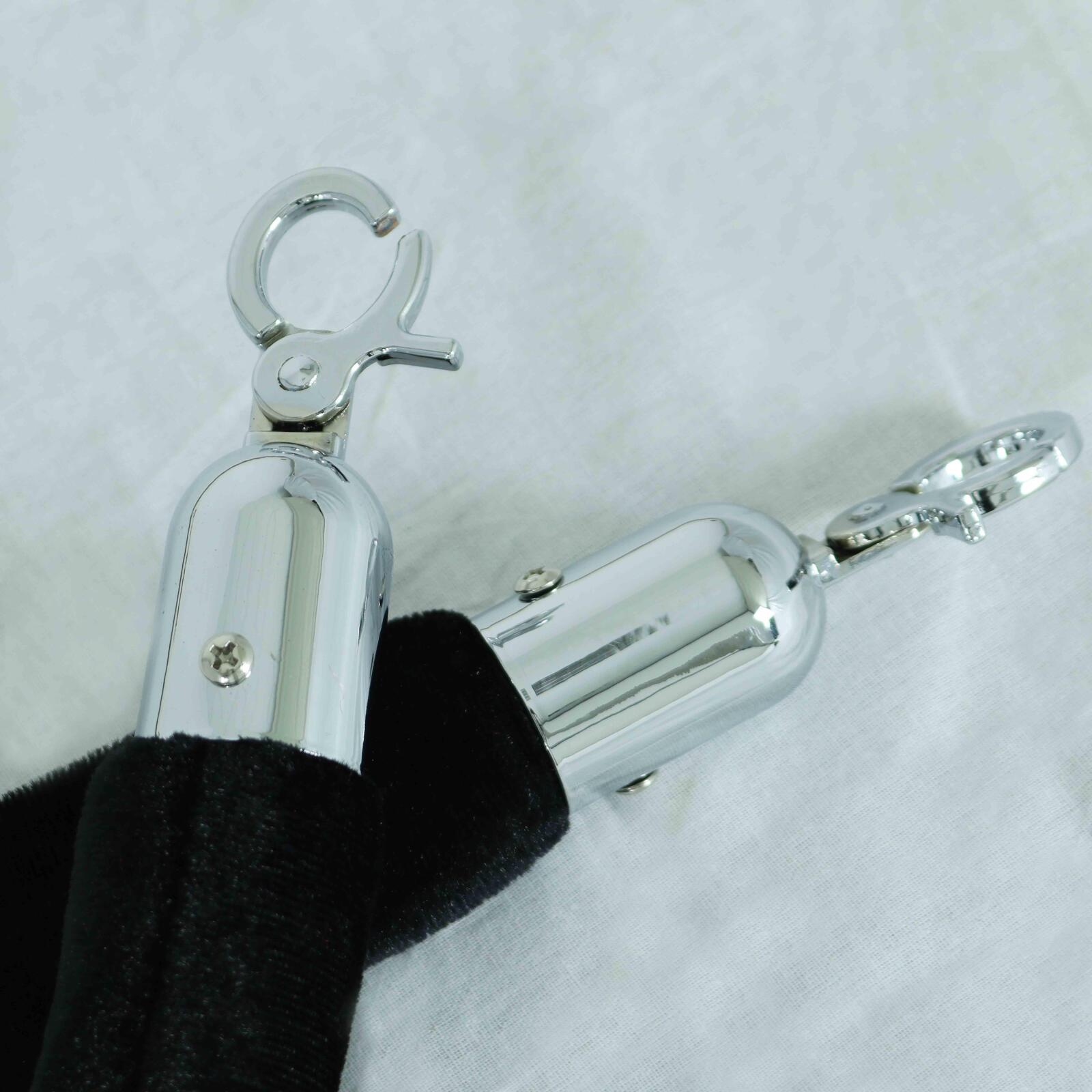 4 Leitpfosten und 3 schwarze Schnüre 4 Leitpfosten und 3 schwarze Schnüre