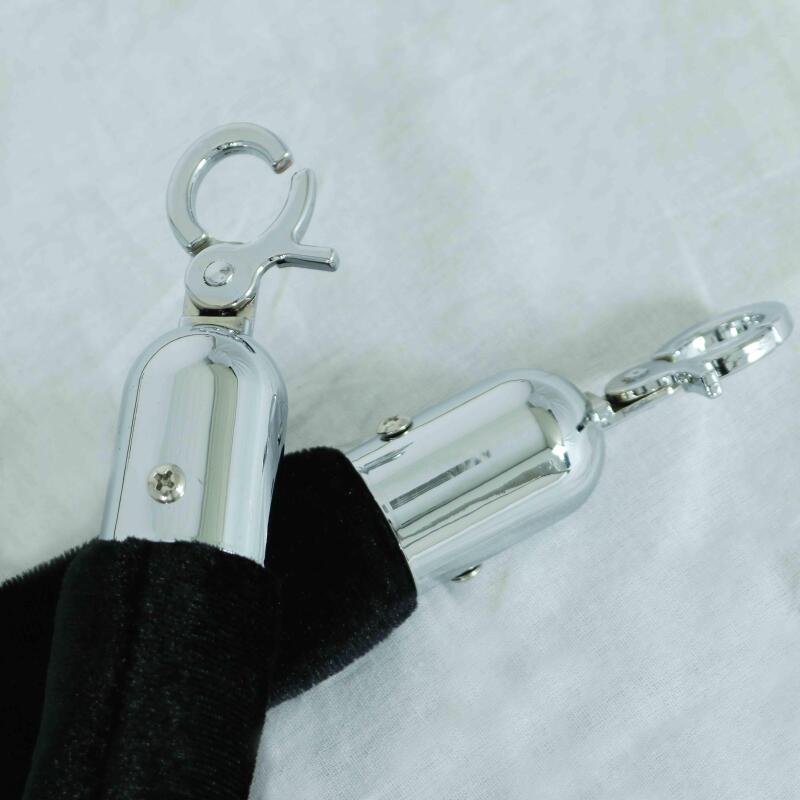 4 Leitpfosten und 3 schwarze Schnüre