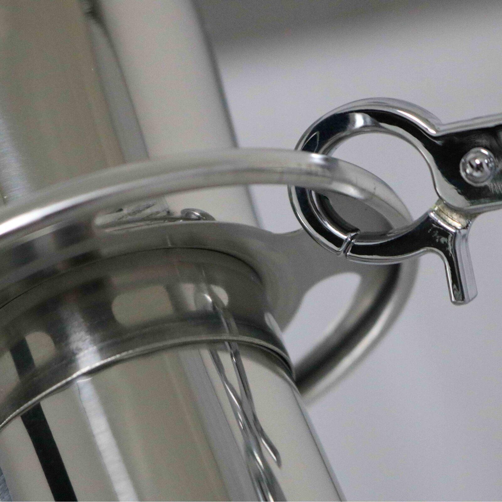 4 Leitpfosten und 3 schwarze Schnüre