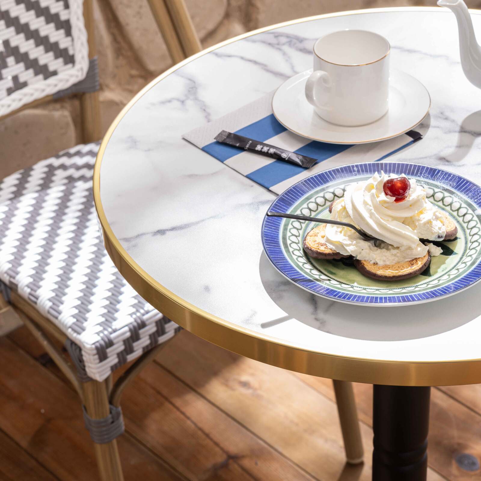 Terrassentisch ⌀60 cm, laminiert und 2 Aluminiumstühle im Bistrostil 