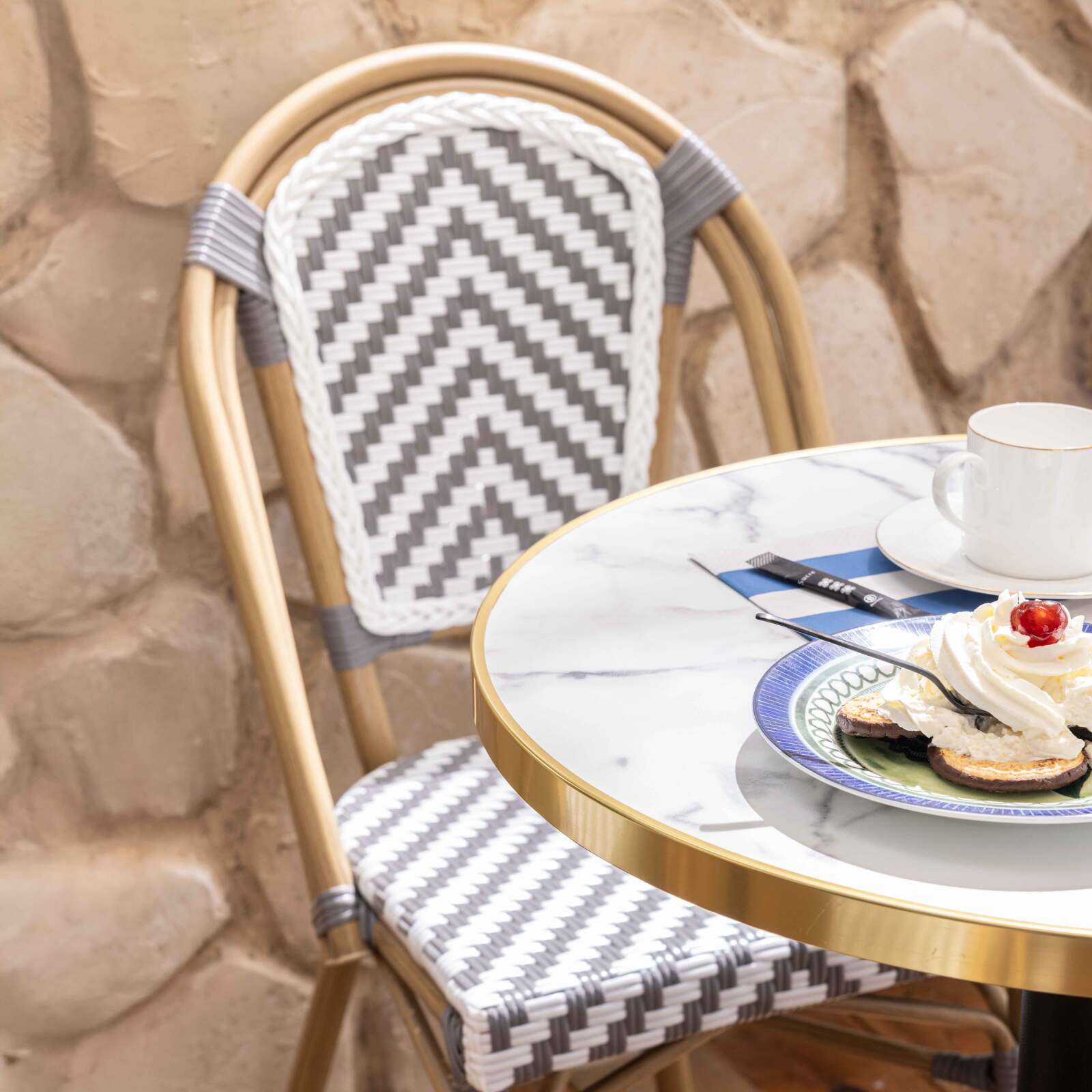 Terrassentisch ⌀60 cm, laminiert und 2 Aluminiumstühle im Bistrostil 