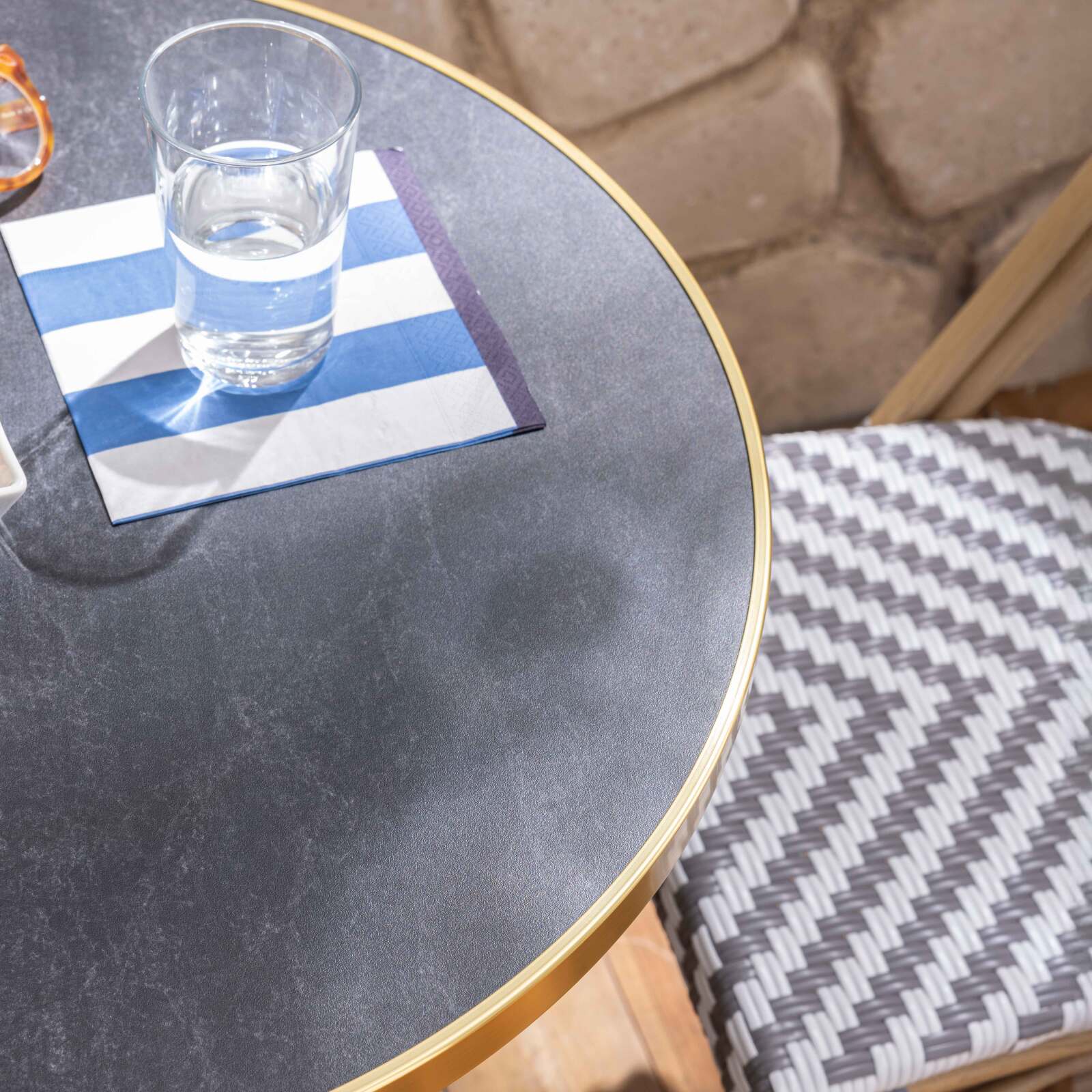 Terrassentisch ⌀60 cm, laminiert und 2 Aluminiumstühle im Bistrostil 