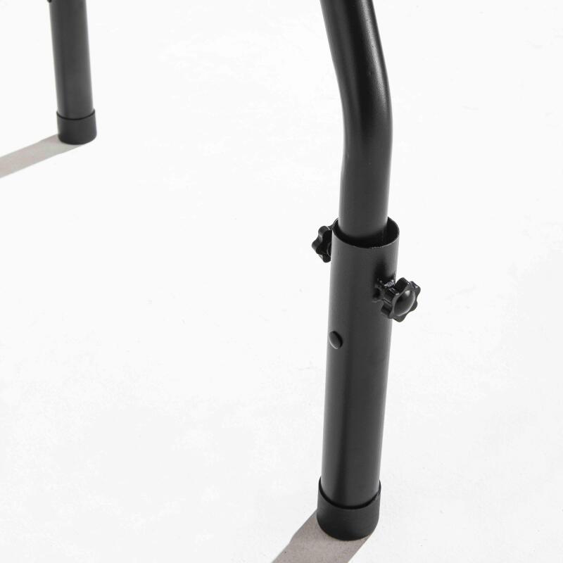 Klapptisch 180 cm  mit 4 Sitzerhöhungen und weißer Stretch-Tischdecke