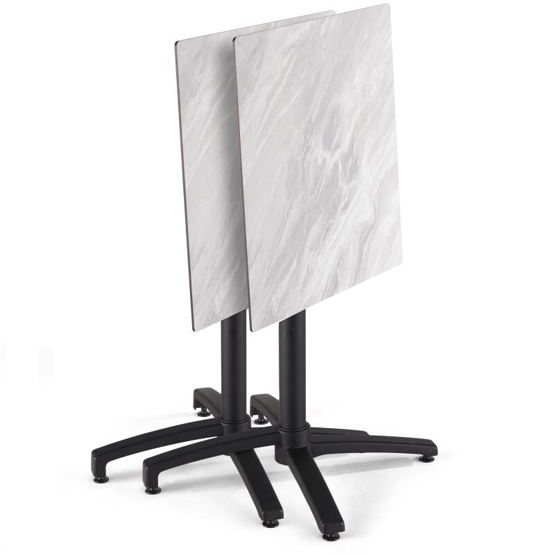 70x70 cm großer laminierter Liegetisch mit schwarzem Bein und Metallstühlen