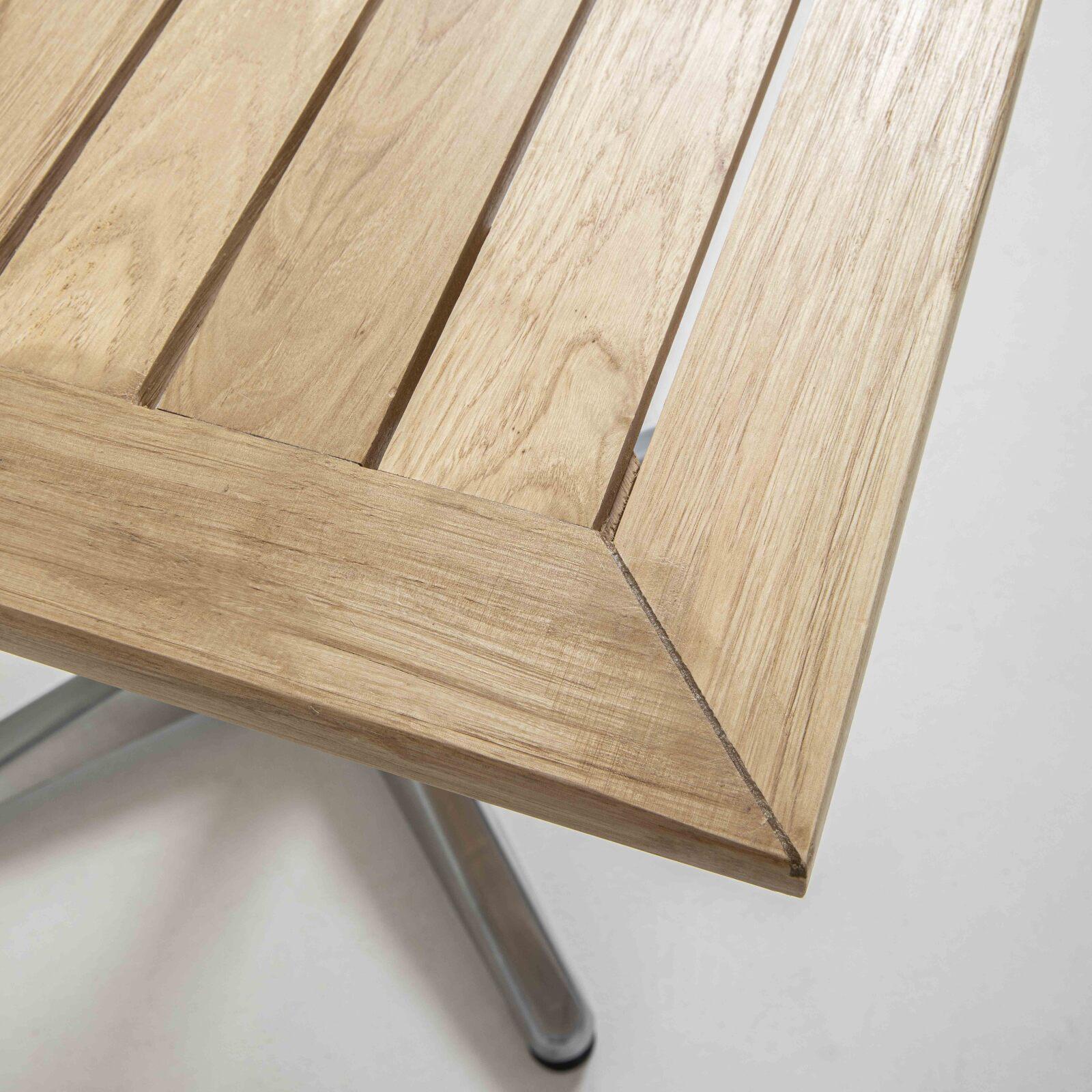 Klappbarer Terrassentisch aus Aluminium und Holz Klappbarer Terrassentisch aus Aluminium und Holz