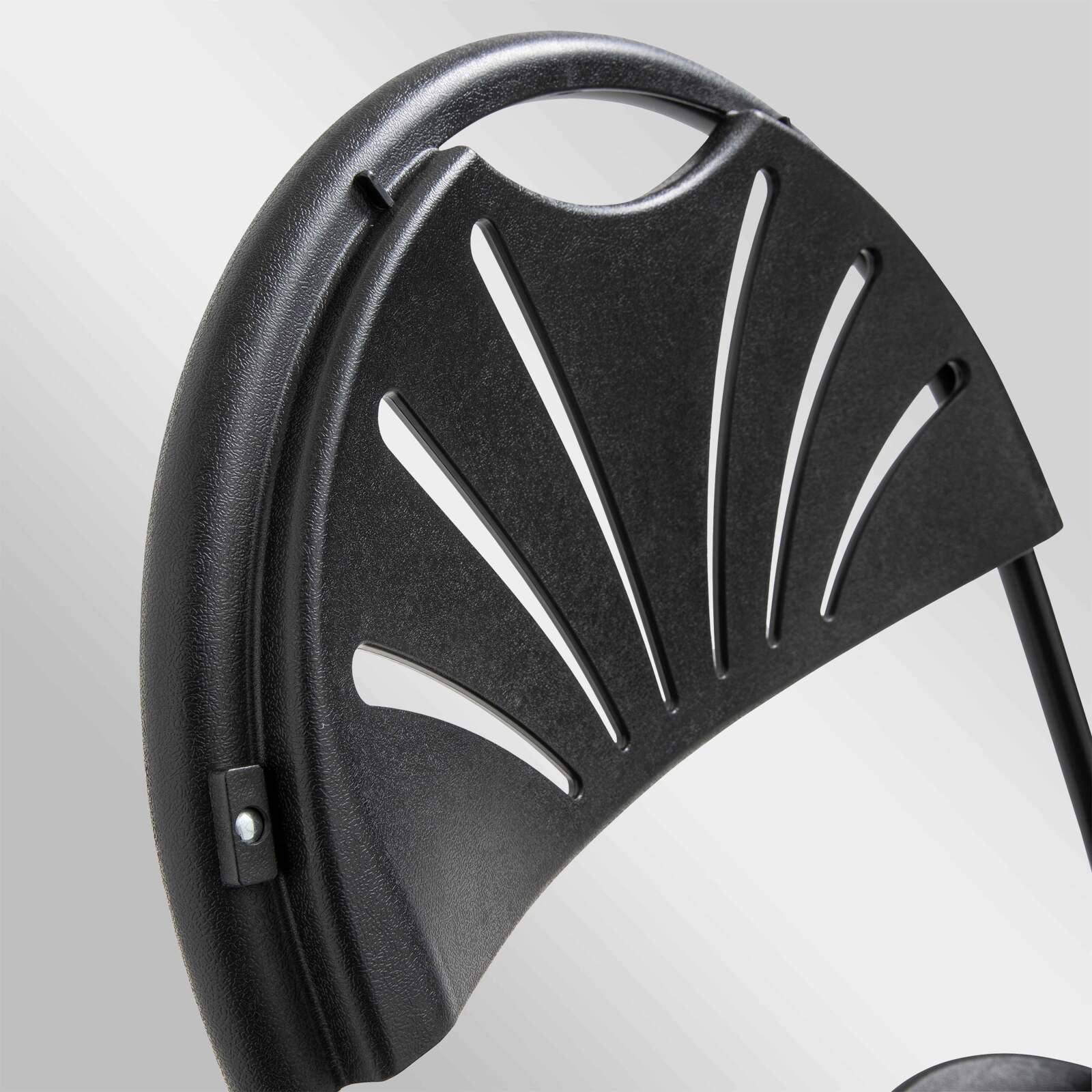 Set mit 8 schwarzen, durchbrochenen Klappstühlen