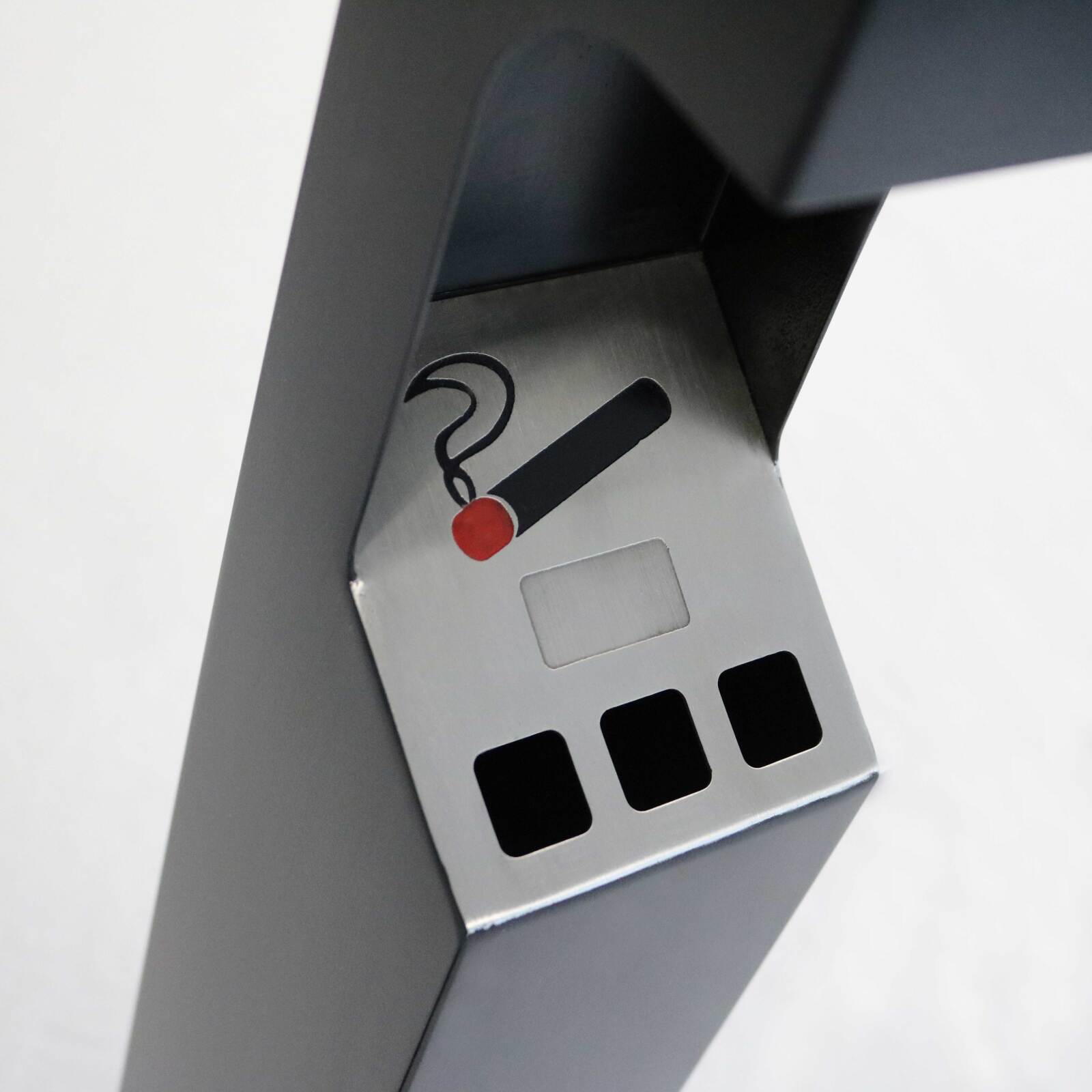 Wandaschenbecher für den Außenbereich aus schwarzem Stahl Wandaschenbecher für den Außenbereich aus schwarzem Stahl