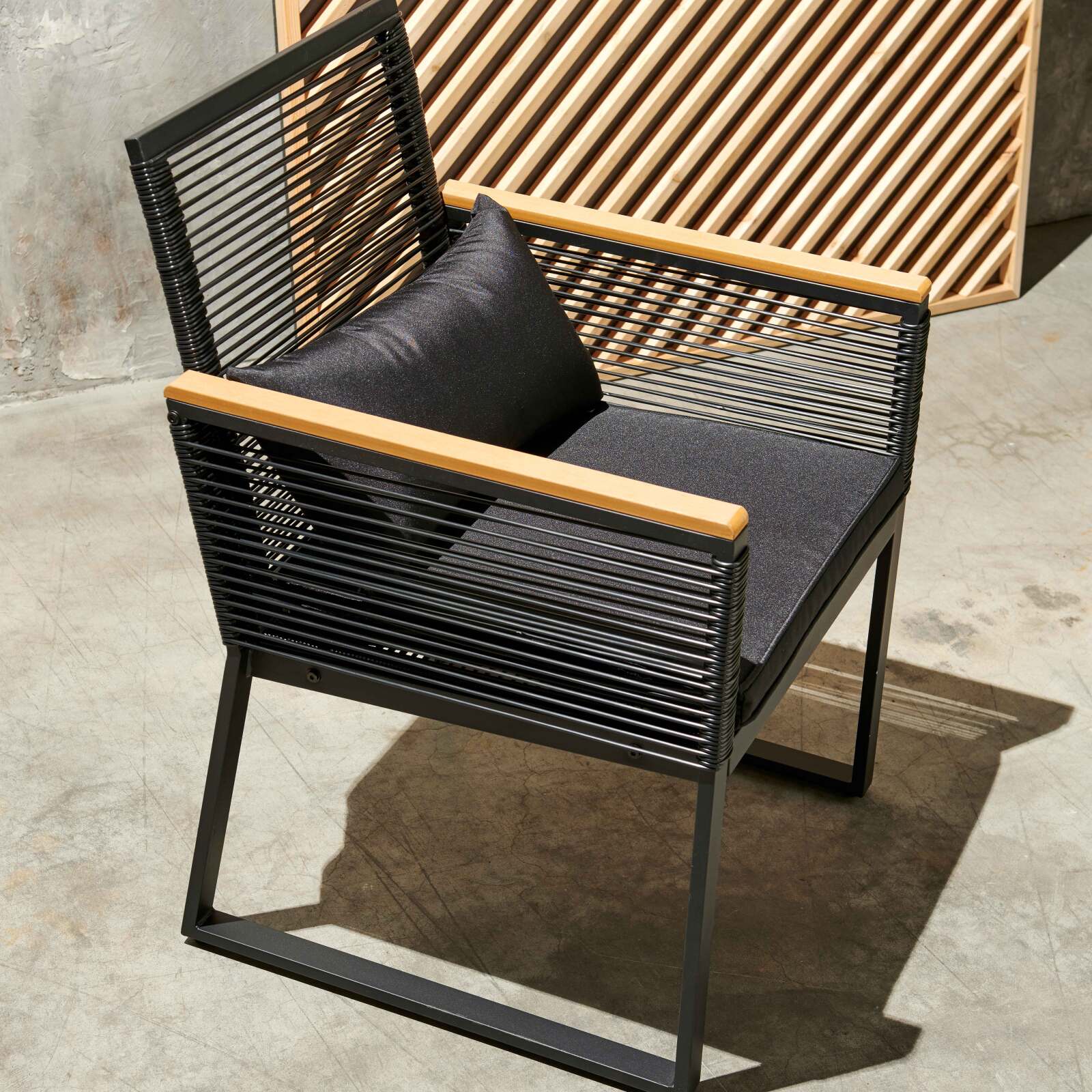 Gartenmöbel aus schwarzen geflochtenen Drähten – 5 Sitzplätze