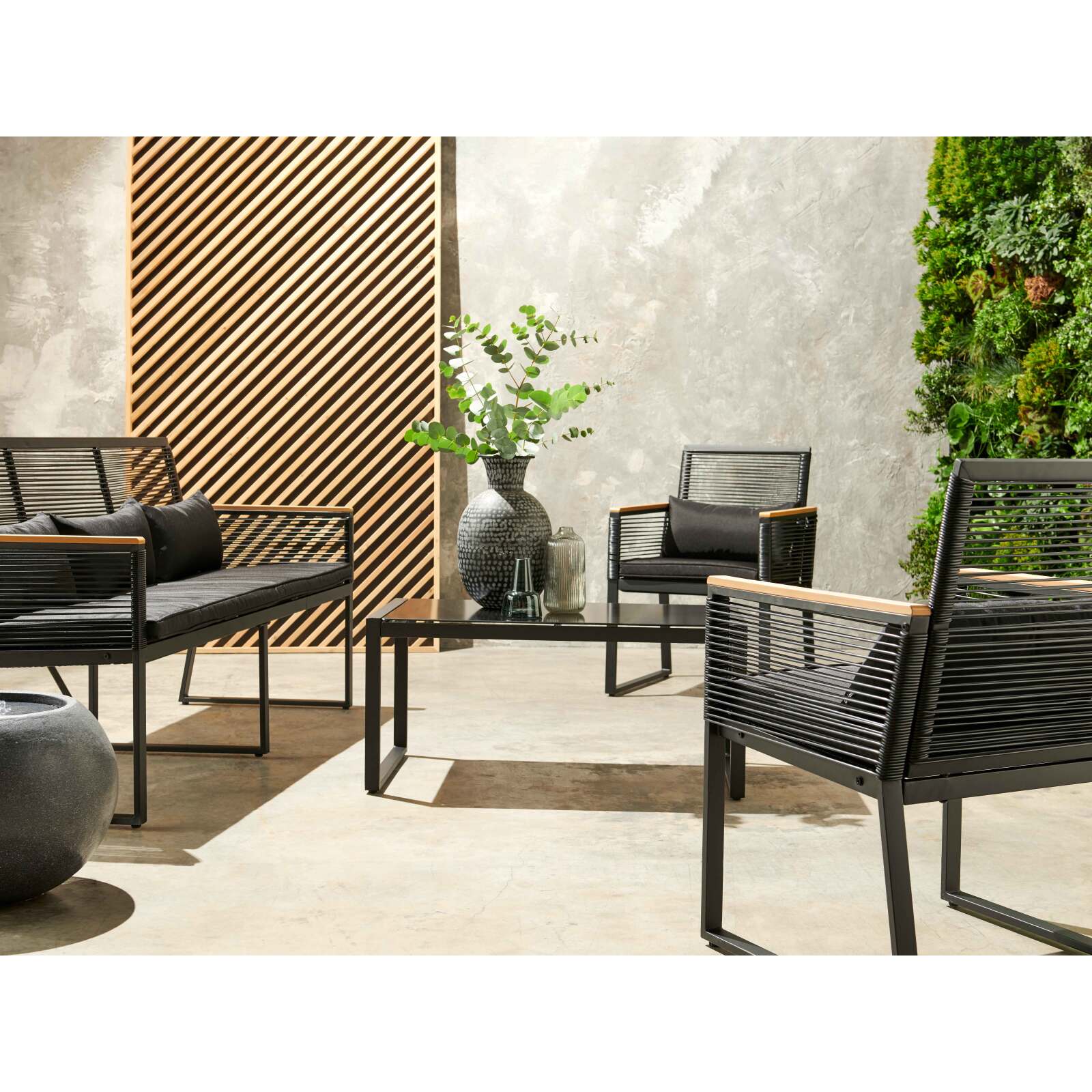 Gartenmöbel aus schwarzen geflochtenen Drähten – 5 Sitzplätze