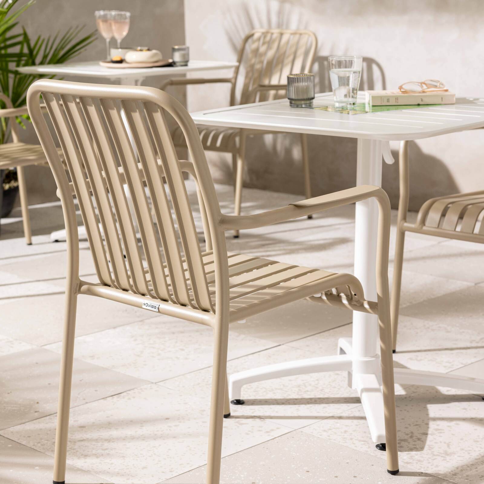 Terrassenstuhl mit Armlehnen aus Aluminium