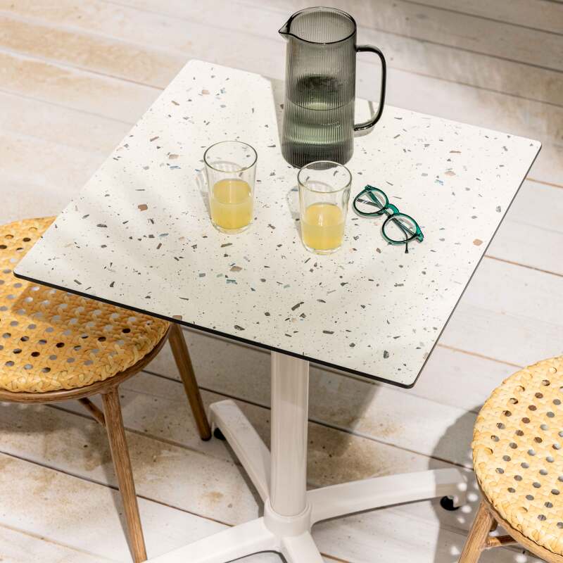 Quadratischer Gartentisch 60 x 60 cm mit weißem, neigbarem HPL-Fuß