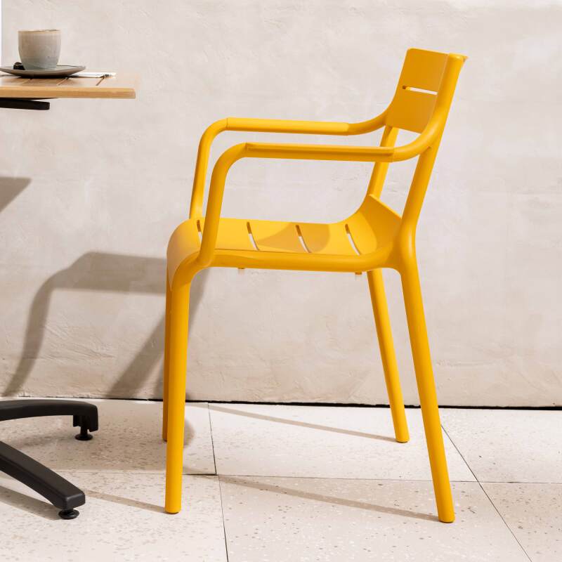 Terrassenstuhl mit Armlehnen aus Kunststoff