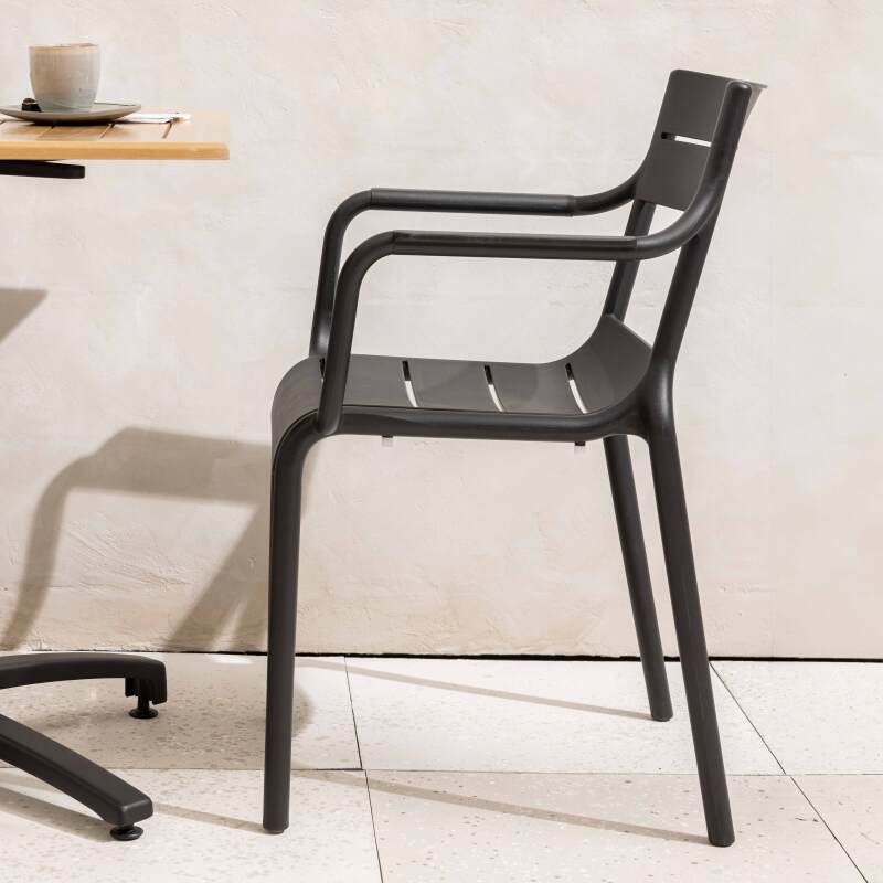 Terrassenstuhl mit Armlehnen aus Kunststoff