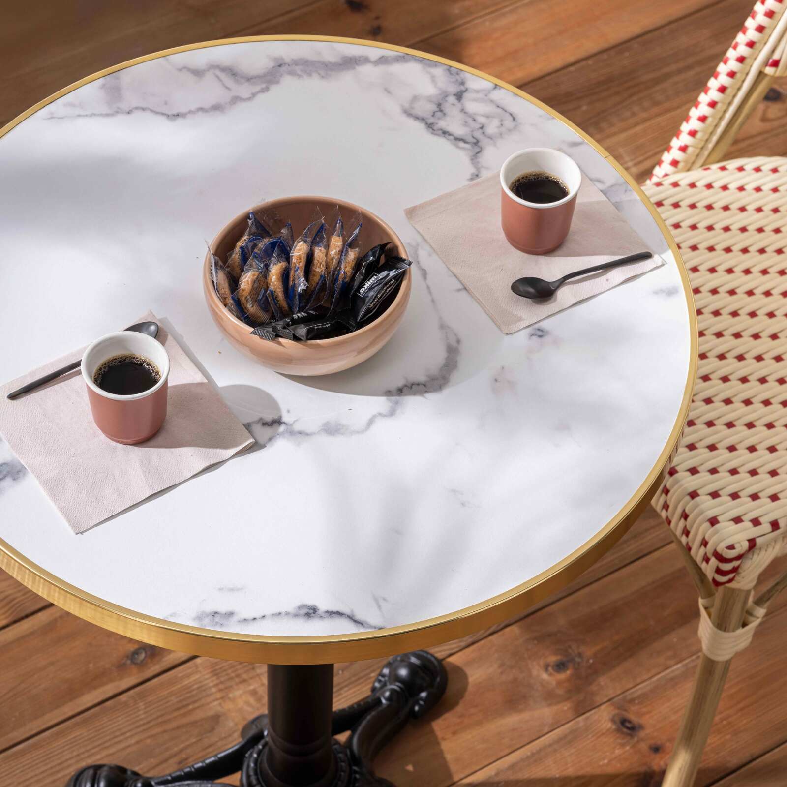 Terrassentisch ⌀60 cm, laminiert und 2 Bistrostühle aus synthetischem Rattan