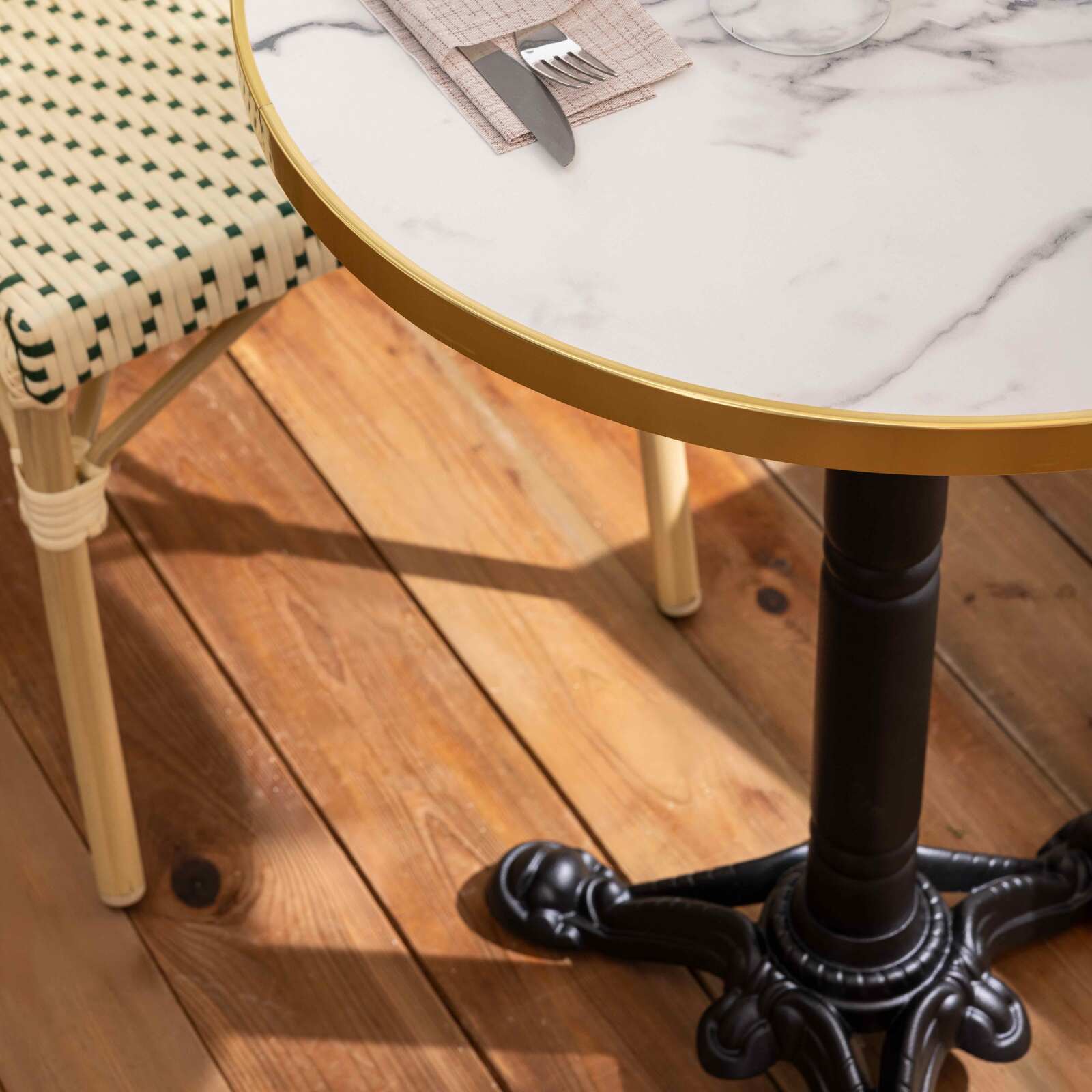 Terrassentisch ⌀60 cm, laminiert und 2 Bistrostühle aus synthetischem Rattan