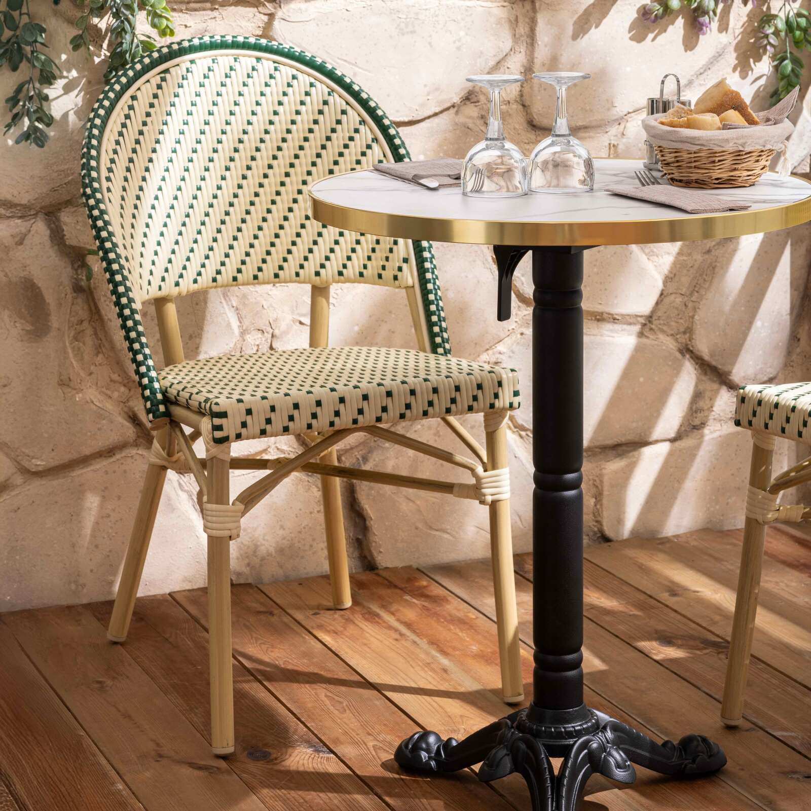 Terrassentisch ⌀60 cm, laminiert und 2 Bistrostühle aus synthetischem Rattan