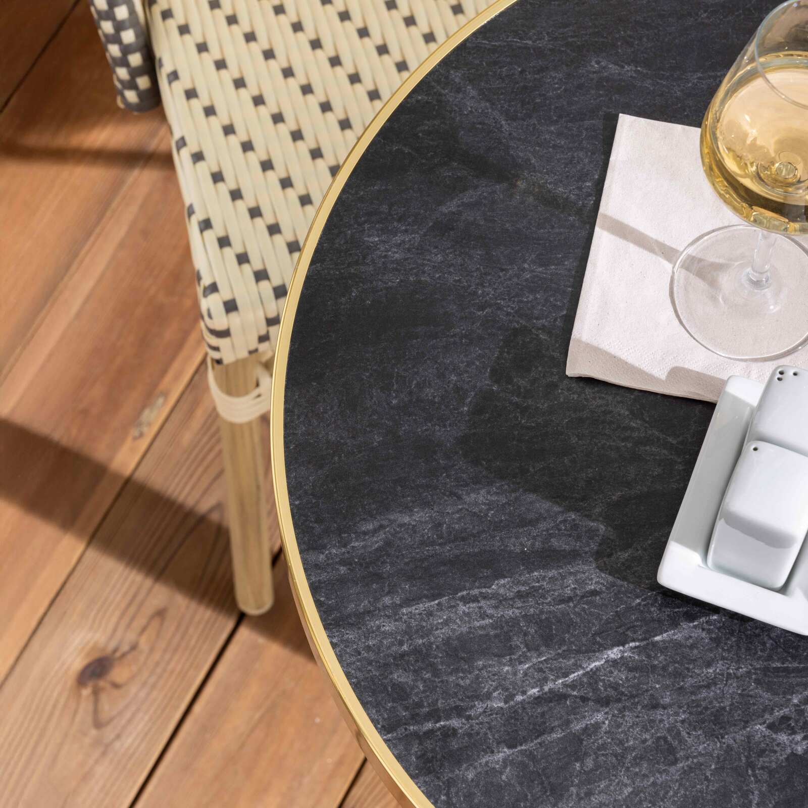 Terrassentisch ⌀60 cm, laminiert und 2 Bistrostühle aus synthetischem Rattan