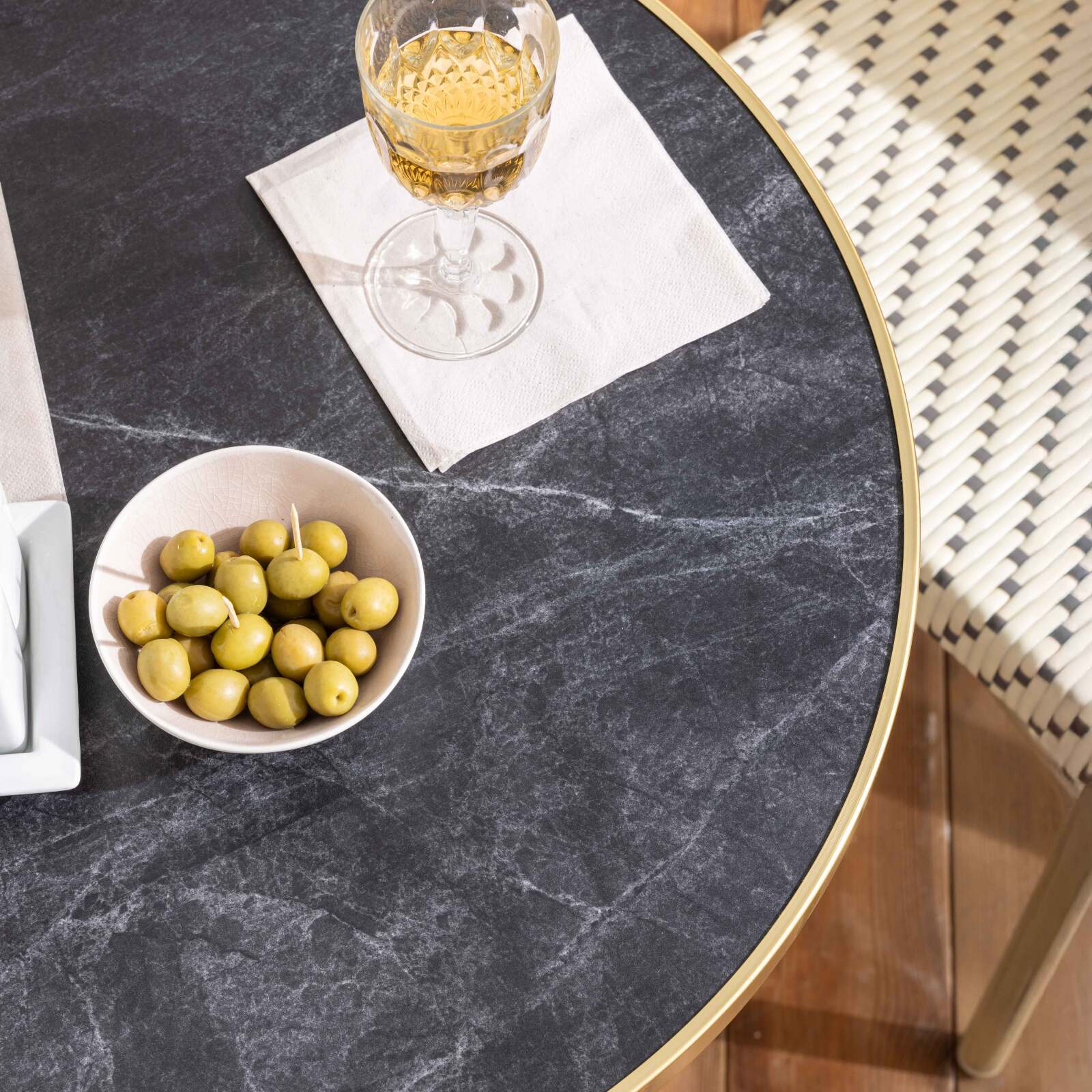 Terrassentisch ⌀60 cm, laminiert und 2 Bistrostühle aus synthetischem Rattan