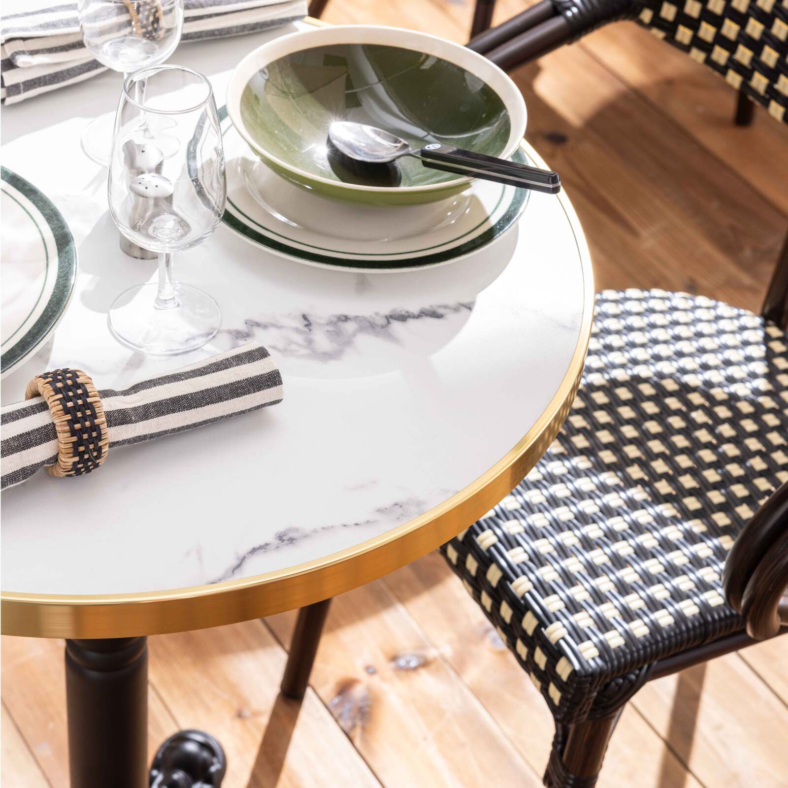 Terrassentisch ⌀60 cm, laminiert und 2 Bistrostühle aus Aluminium und synthetischem Rattan