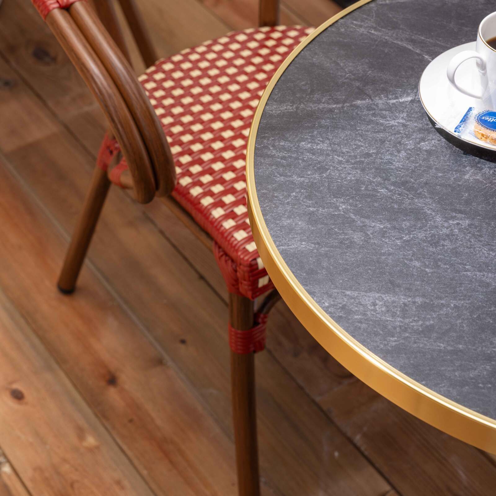 Terrassentisch ⌀60 cm, laminiert und 2 Bistrostühle aus Aluminium und synthetischem Rattan