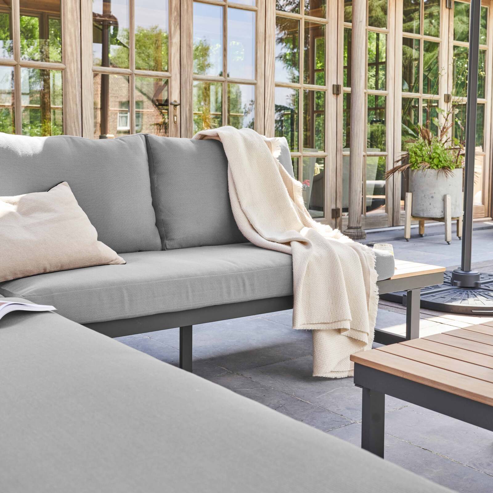 Ecksofa-Gartenlounge-Set für 6 Personen aus Aluminium und FSC®-zertifiziertem Holz