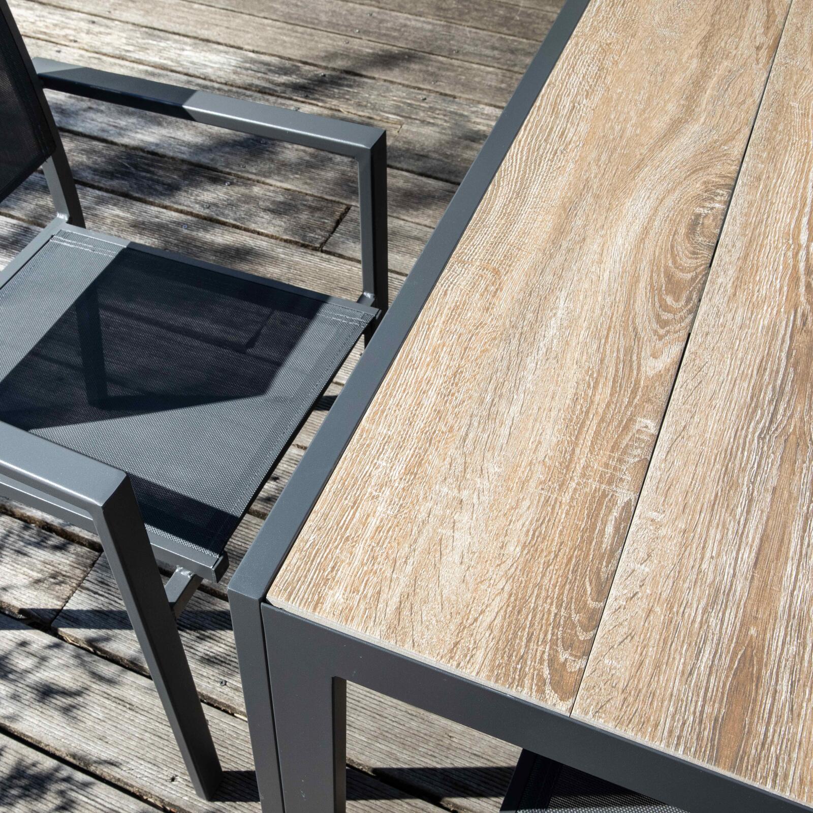 Gartentisch aus Aluminium und Keramik in Holzoptik (206 x 100 x 74,5 cm) Gartentisch aus Aluminium und Keramik in Holzoptik (206 x 100 x 74,5 cm)