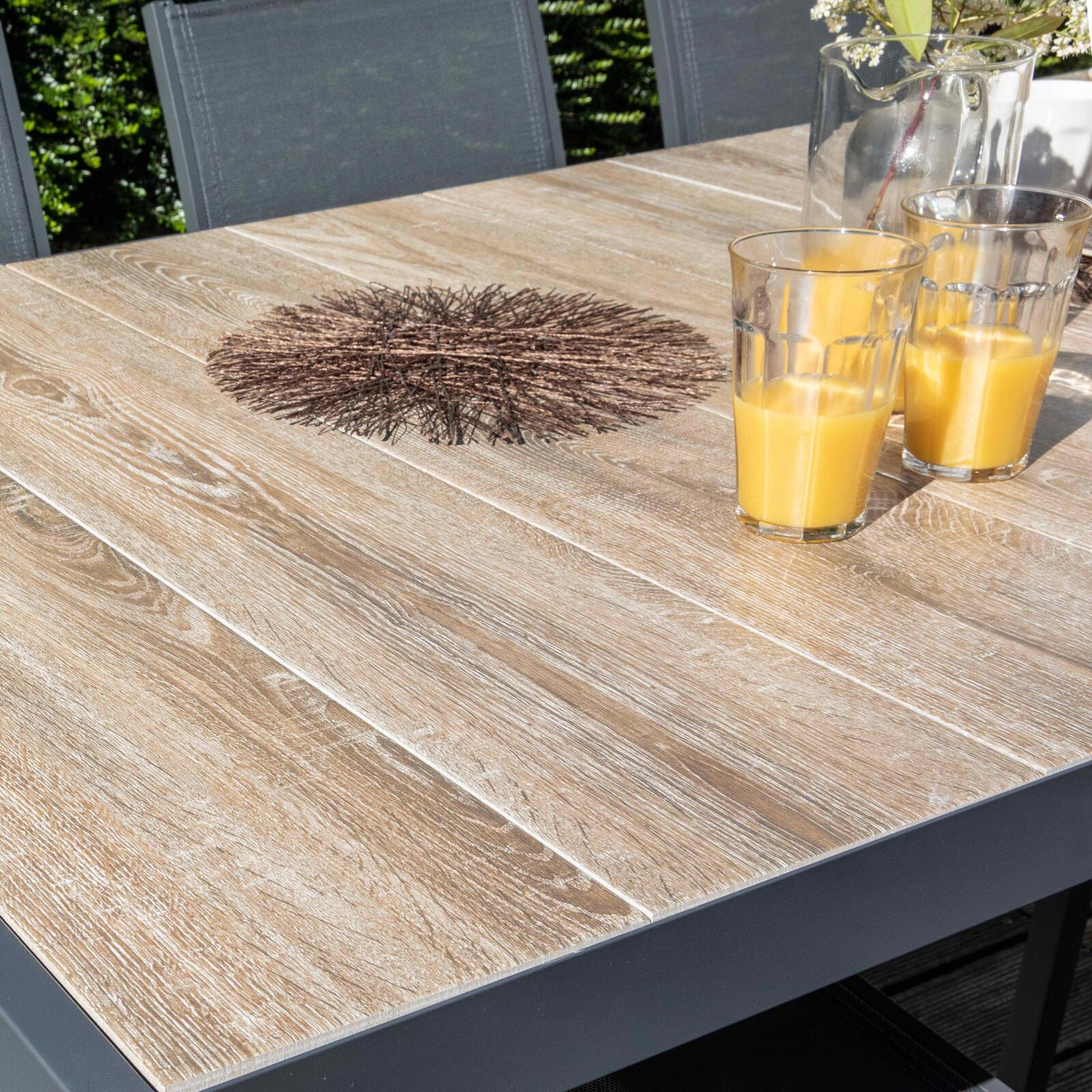 Gartentisch aus Aluminium und Keramik in Holzoptik (206 x 100 x 74,5 cm) Gartentisch aus Aluminium und Keramik in Holzoptik (206 x 100 x 74,5 cm)