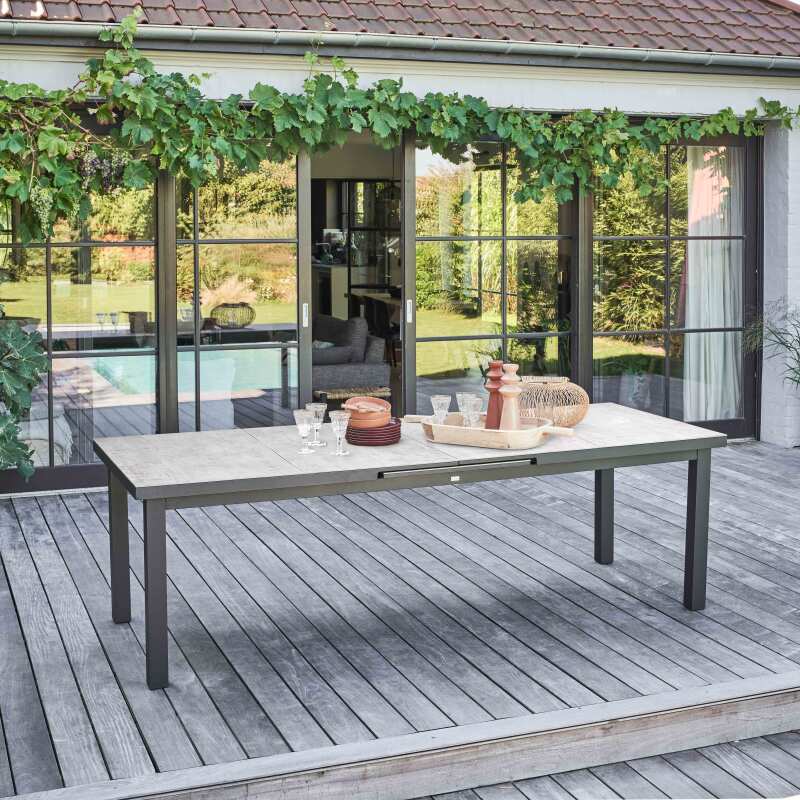 Ausziehbarer Gartentisch aus Aluminium und DPC 12 bis 14 Personen 256/320x100 cm - Lifestyle (3/7)