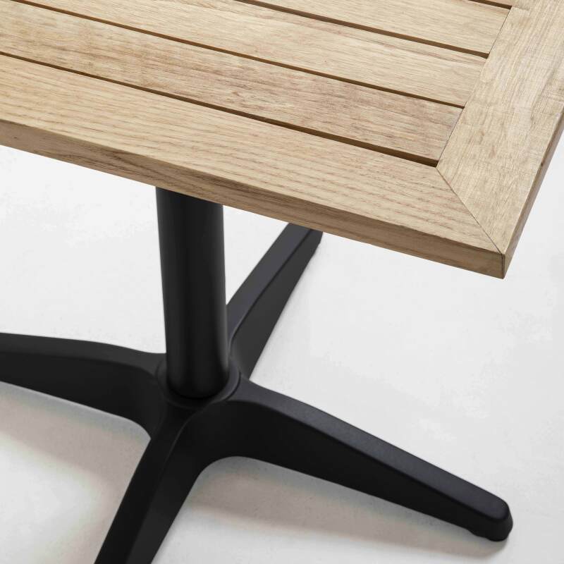 Quadratischer Terrassentisch aus Holz und 2 Stühle mit Armlehnen aus Aluminium