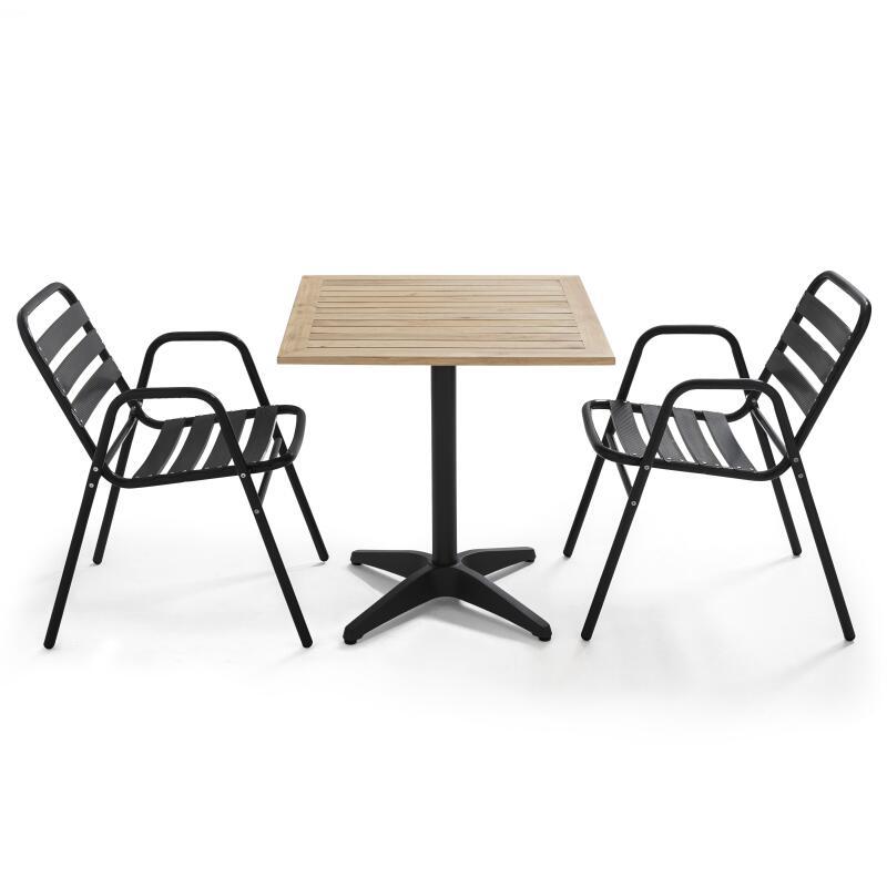 Quadratischer Terrassentisch aus Holz und 2 Stühle mit Armlehnen aus Aluminium
