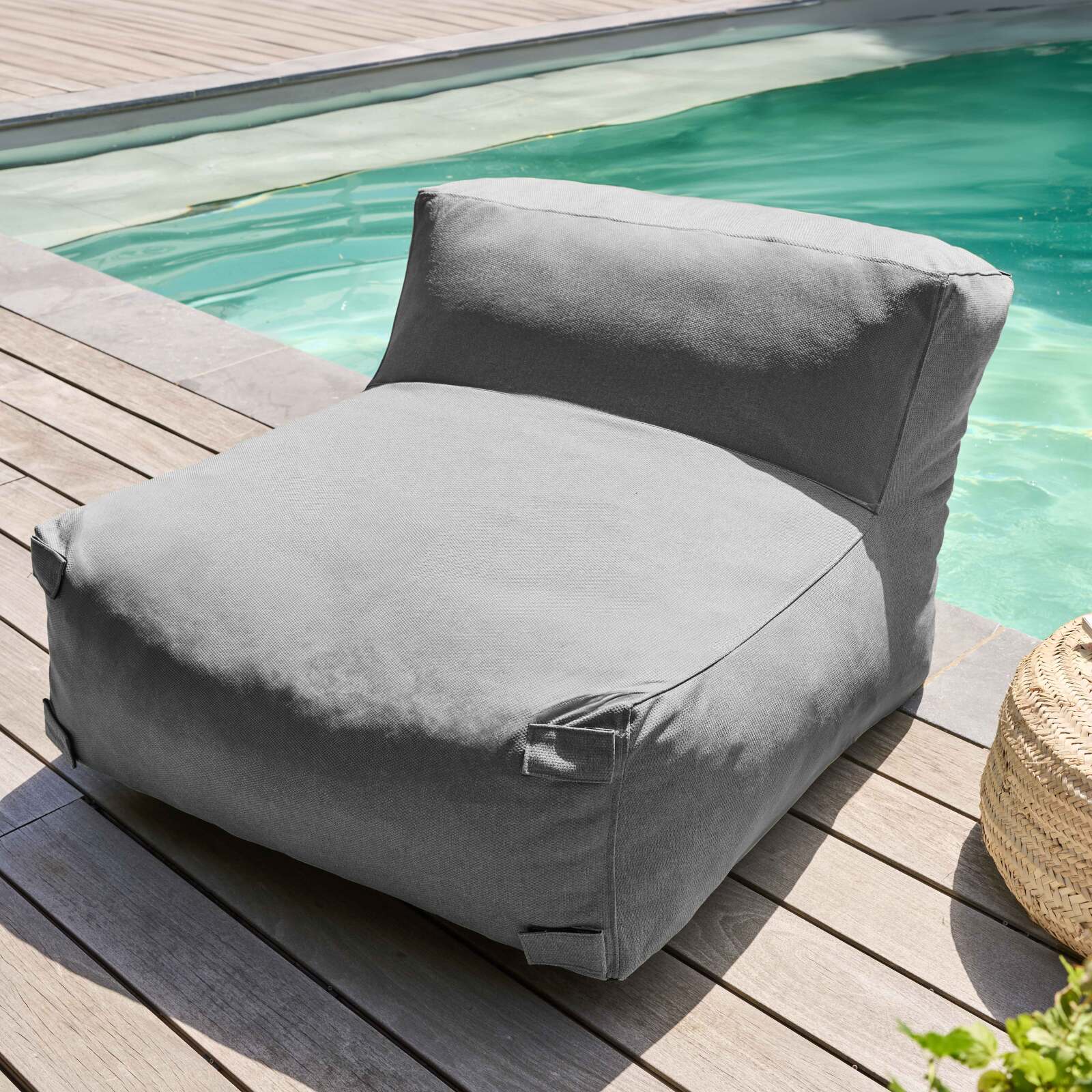 Modulare Gartenmöbel mit 3 Kaminstühlen, 1 Ecksessel, 1 Chaiselongue und 1 Hocker 