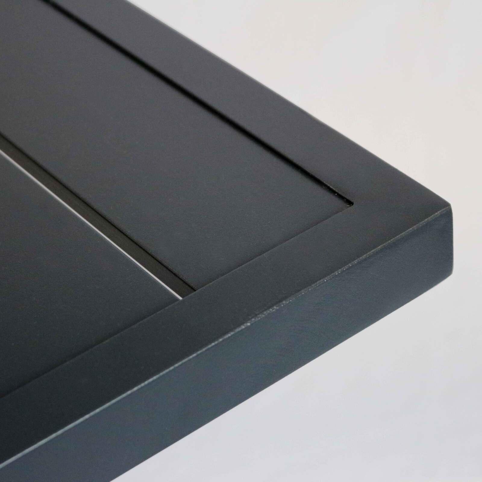 Quadratischer Gartentisch 70 x 70 cm und 2 Stühle mit Armlehnen aus Aluminium und geflochtenem Harz 