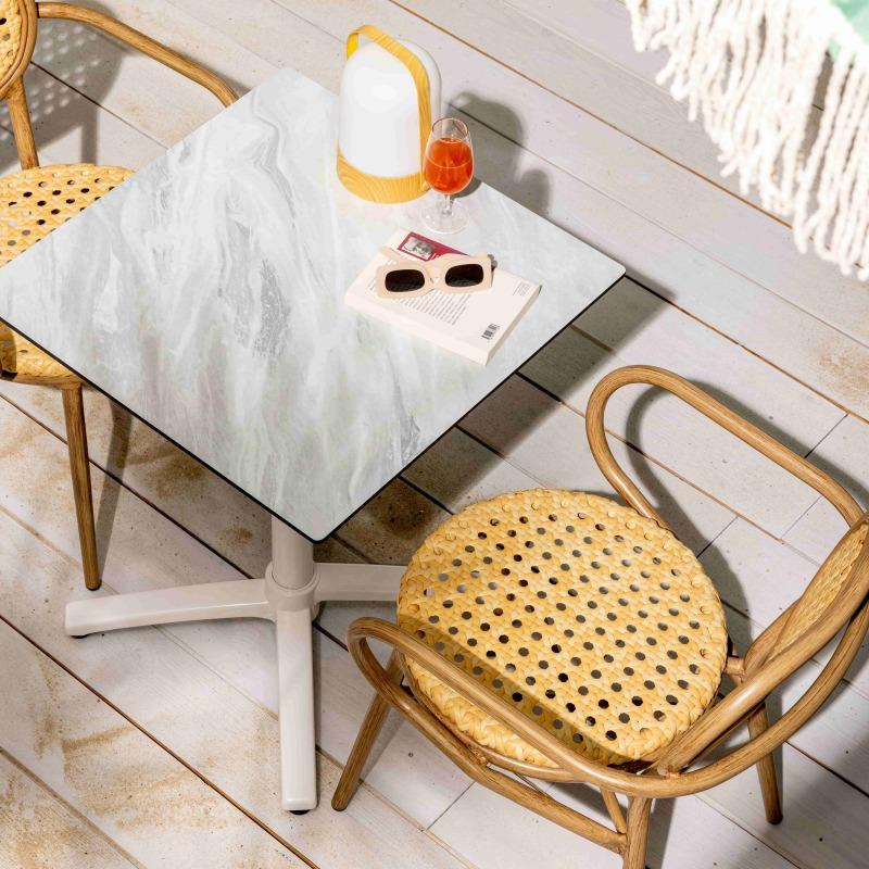 Terrassenstuhl mit Armlehnen aus Aluminium und synthetischem Rattan