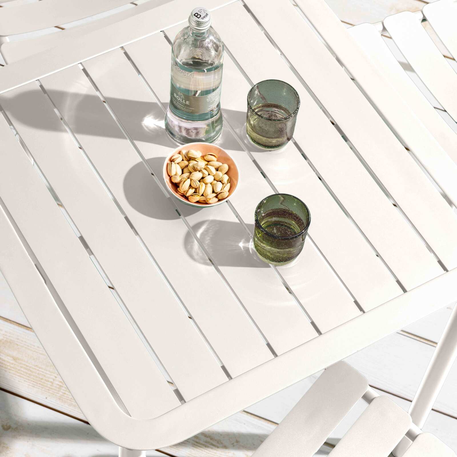 Quadratischer Terrassentisch 70 x 70 cm und 4 Stühle mit Aluminiumarmlehnen