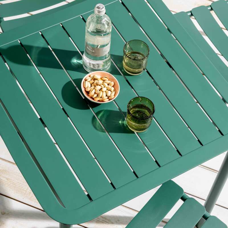 Quadratischer Terrassentisch 70 x 70 cm und 2 Stühle mit Aluminium-Armlehnen (3/7)