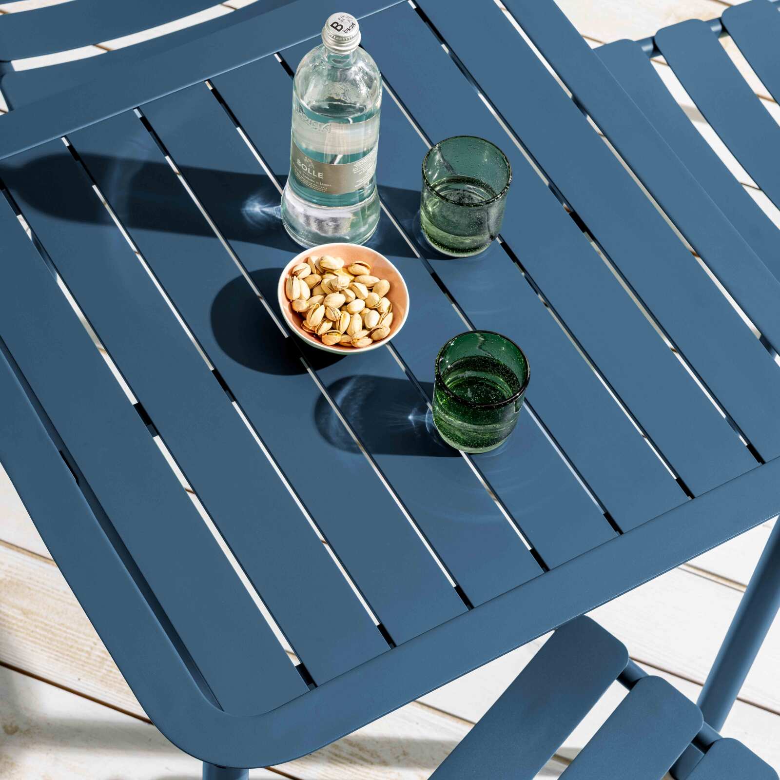 Quadratischer Terrassentisch 70 x 70 cm und 2 Stühle mit Aluminium-Armlehnen