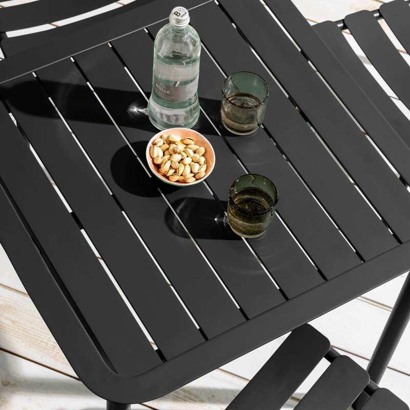 Quadratischer Terrassentisch 70 x 70 cm und 2 Stühle mit Aluminium-Armlehnen